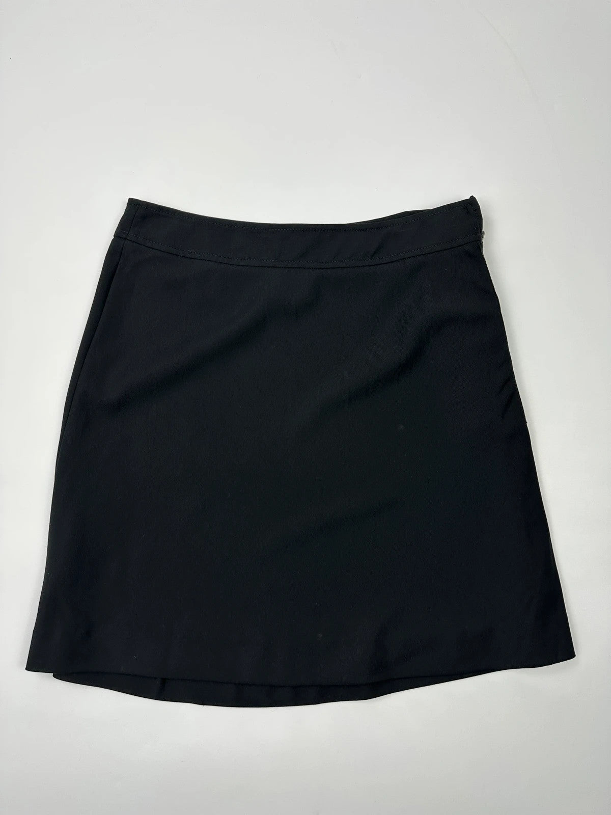 Prada black wool mid-length skirt with minimalist design and linearossa logo.