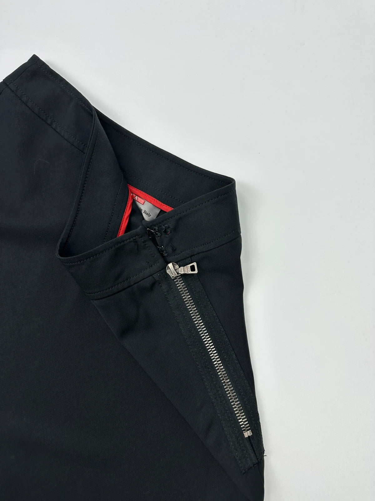 Prada black wool mid-length skirt with minimalist design and linearossa logo.