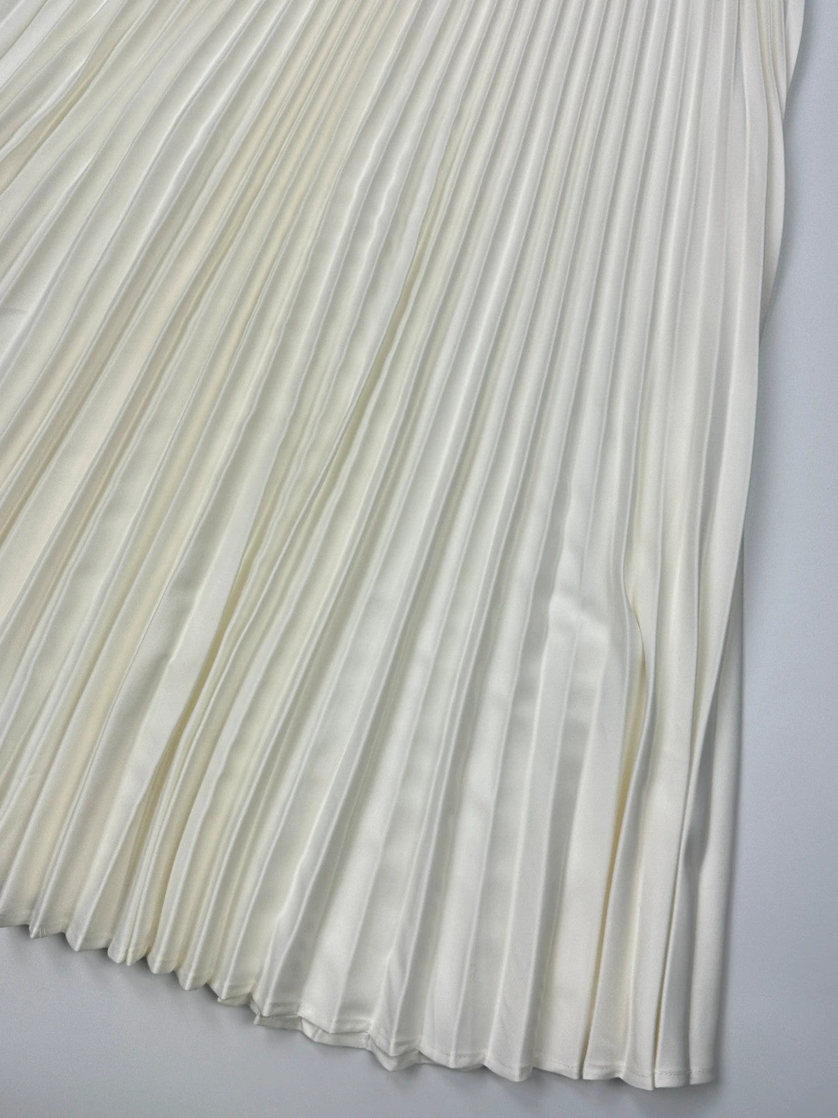 Plein Sud white long pleated skirt with elastic waistband, vintage 2000s style.