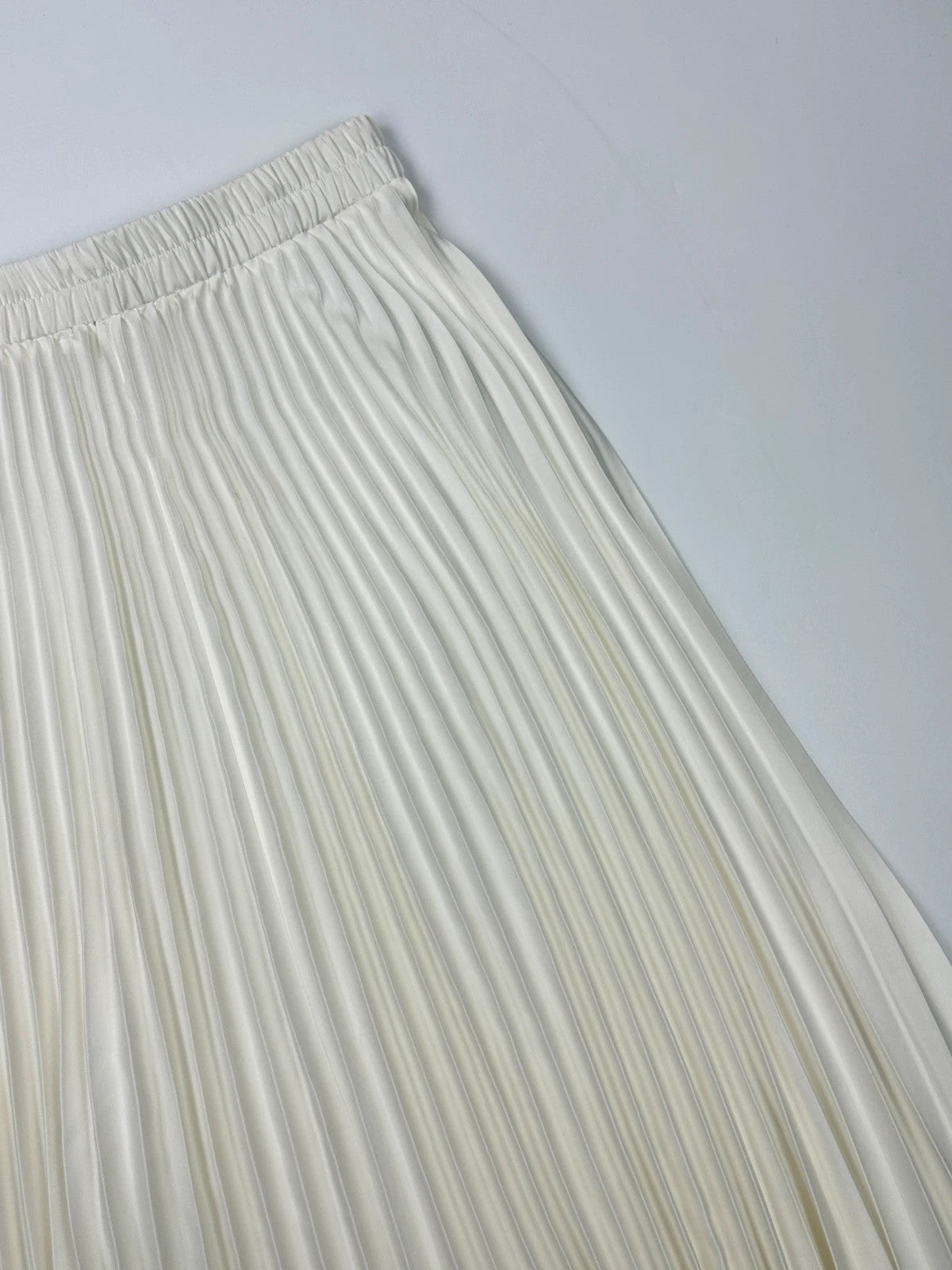 Plein Sud white long pleated skirt with elastic waistband, vintage 2000s style.