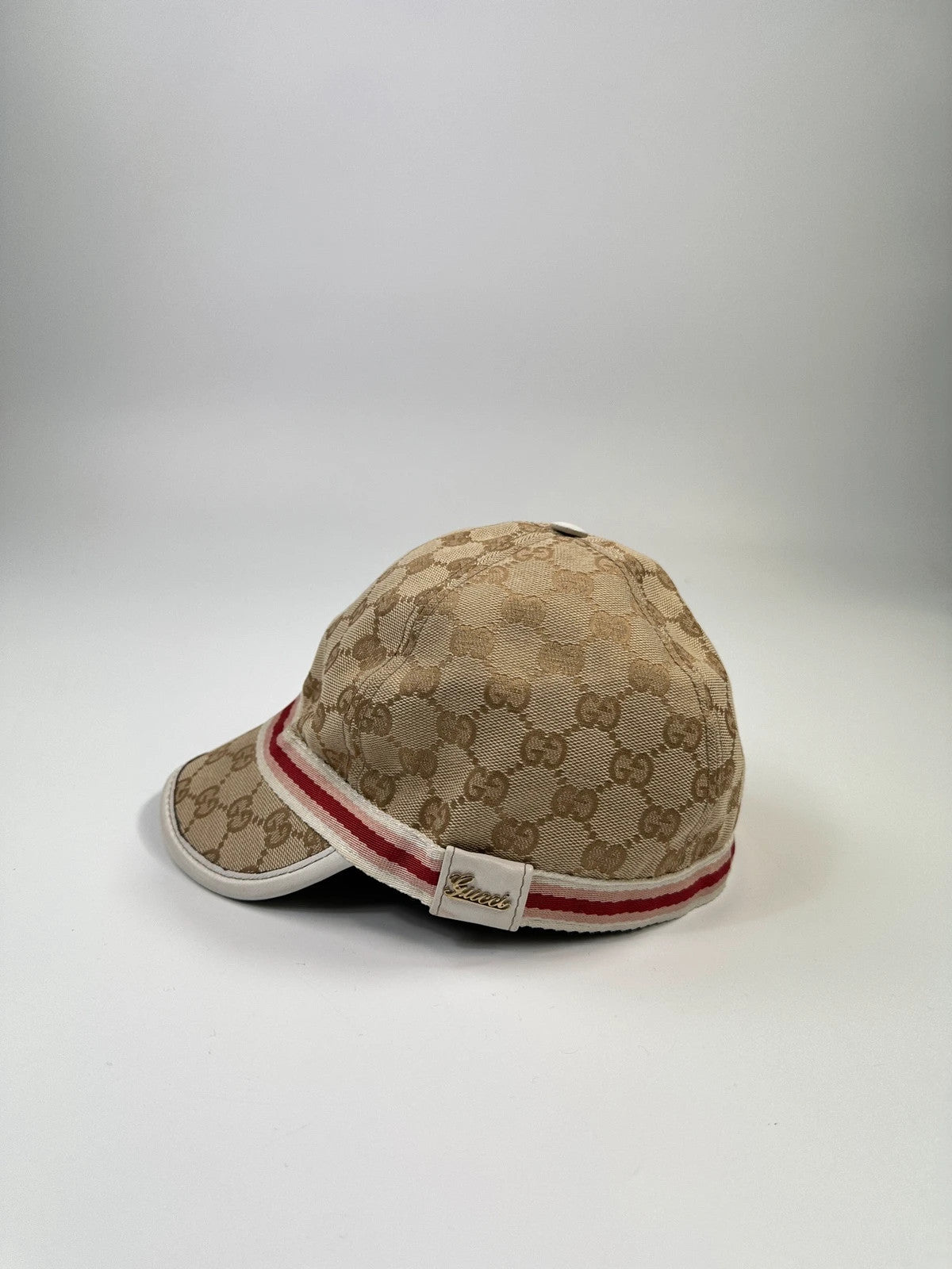 Gucci baseball cap in pink beige with GG monogram pattern and logo.
