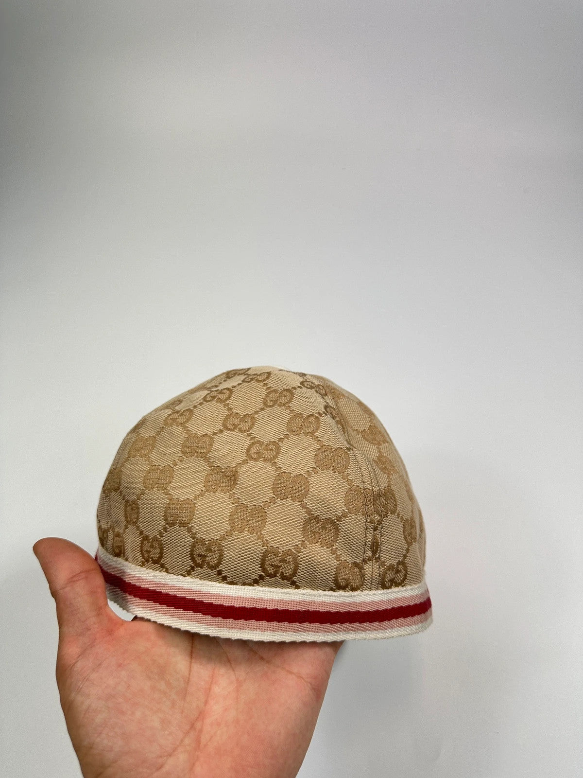 Gucci baseball cap in pink beige with GG monogram pattern and logo.