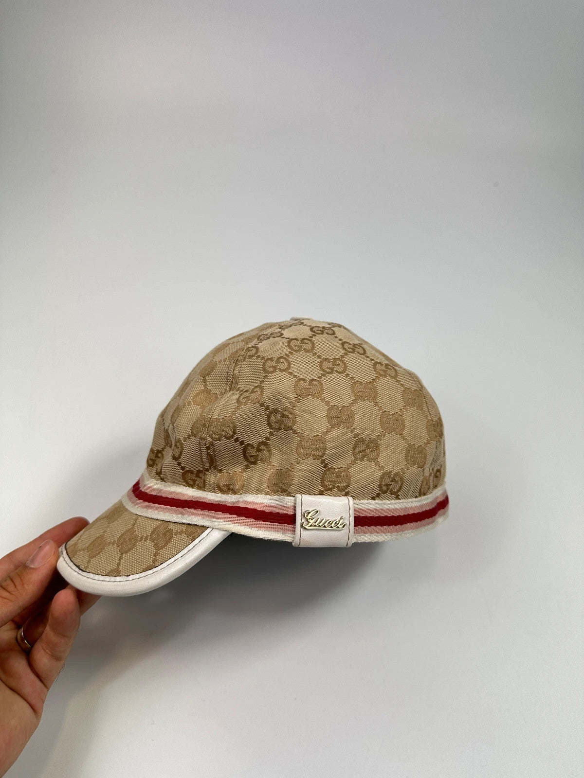 Gucci baseball cap in pink beige with GG monogram pattern and logo.