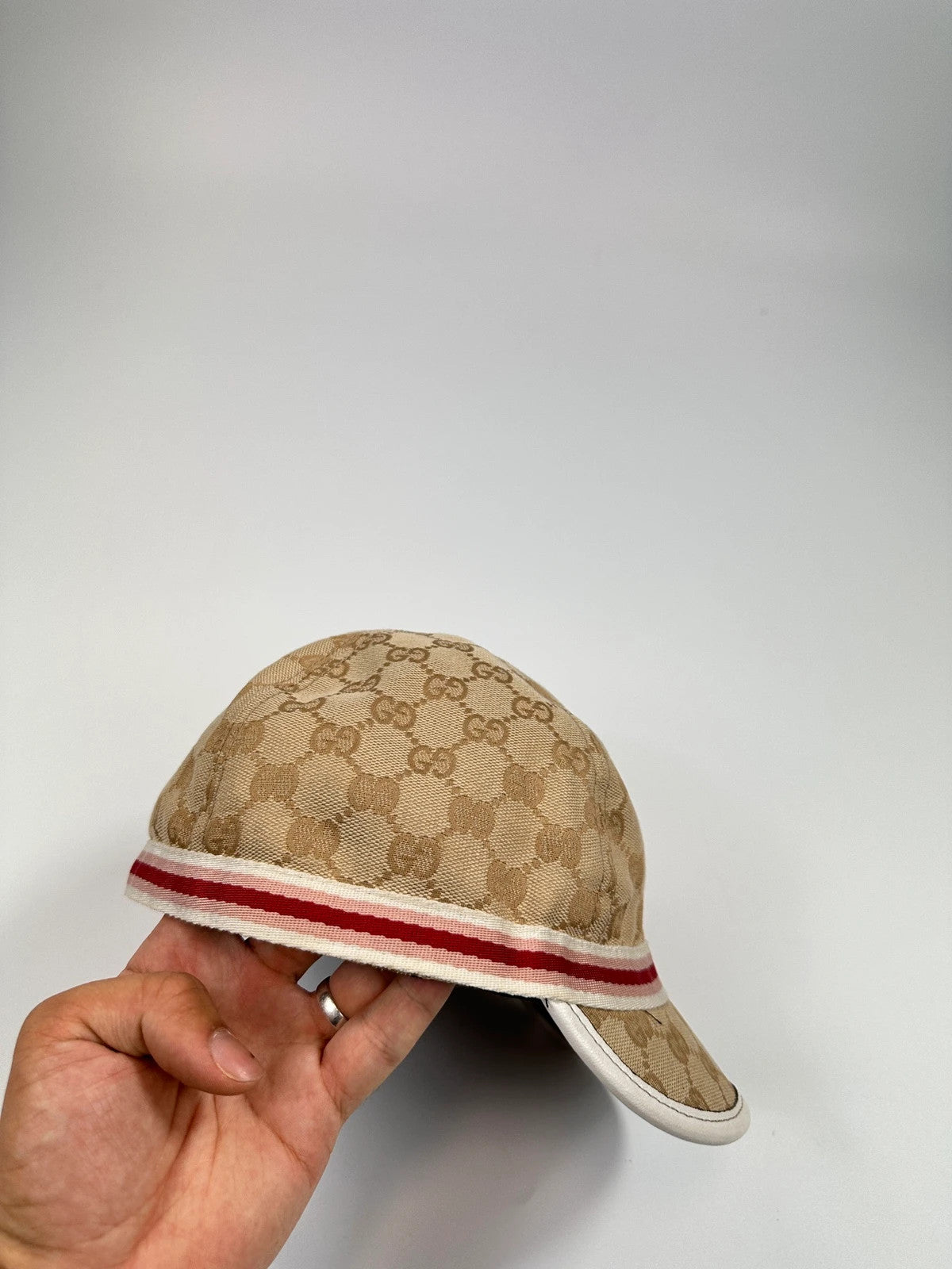Gucci baseball cap in pink beige with GG monogram pattern and logo.