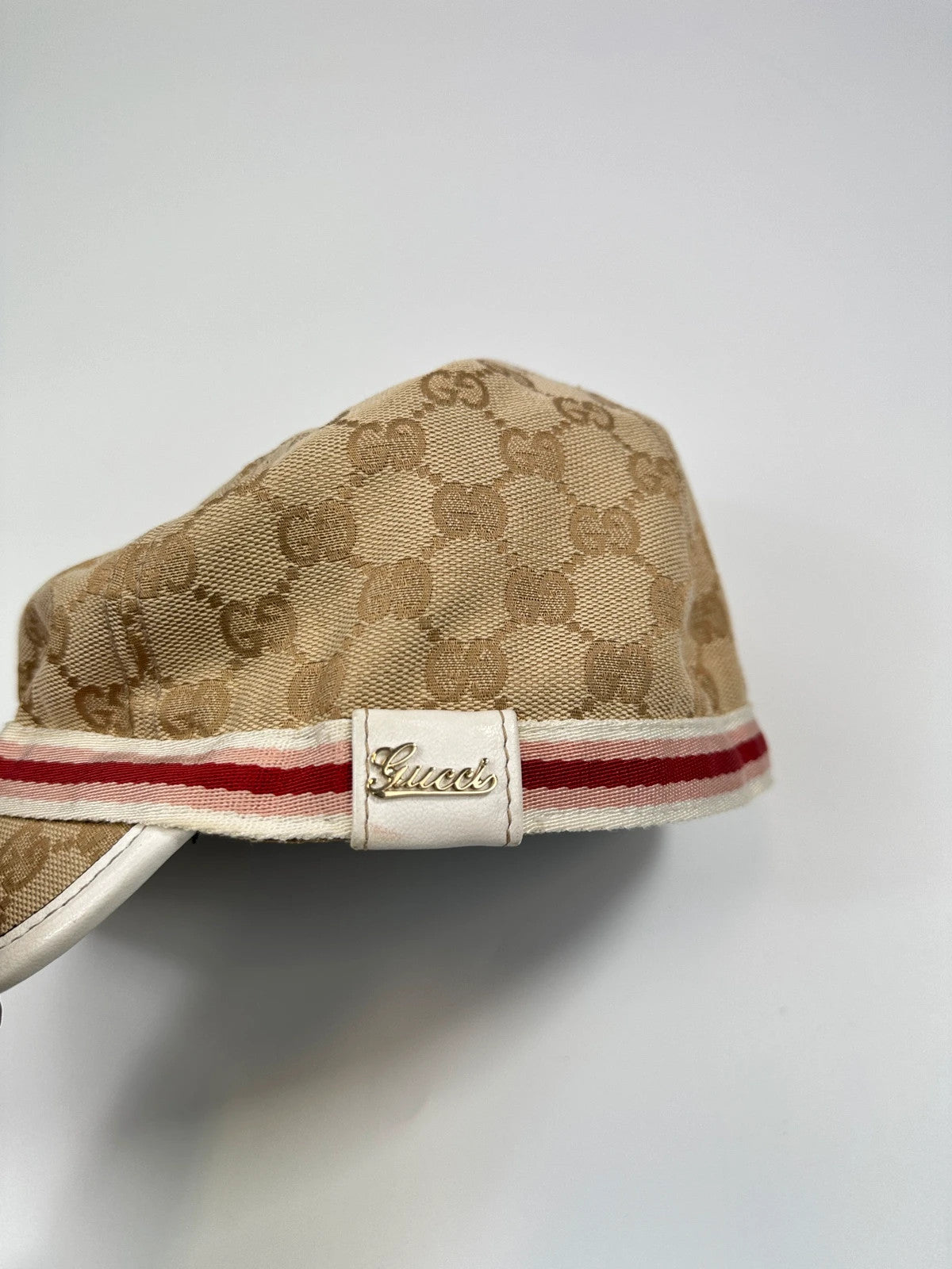 Gucci baseball cap in pink beige with GG monogram pattern and logo.