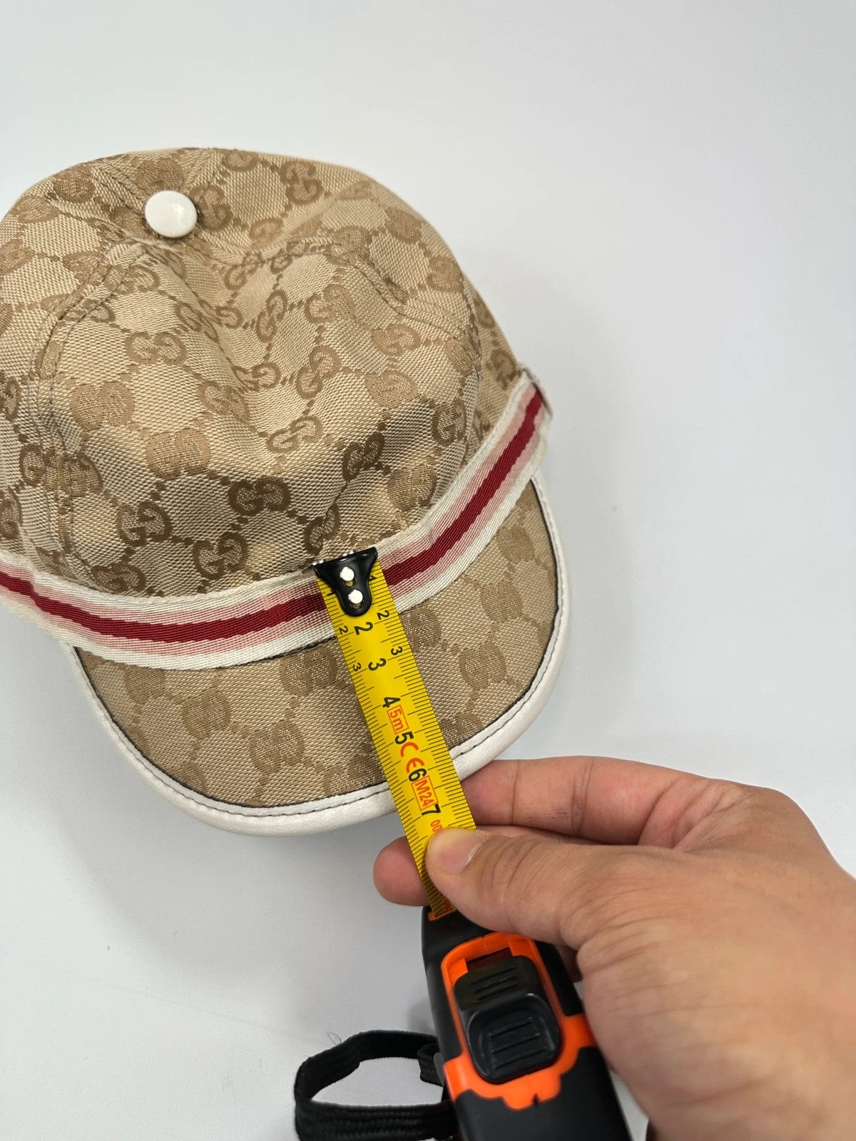 Gucci baseball cap in pink beige with GG monogram pattern and logo.