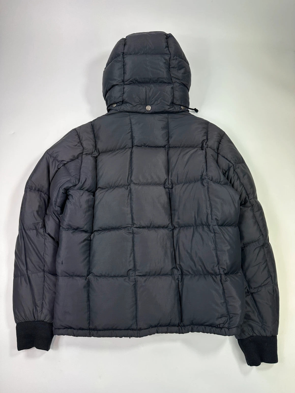 Moncler navy blue puffer jacket with French logo and hood, down-filled material.
