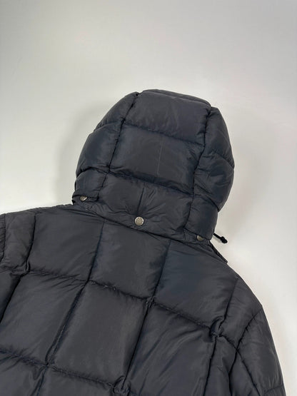 Moncler navy blue puffer jacket with French logo and hood, down-filled material.