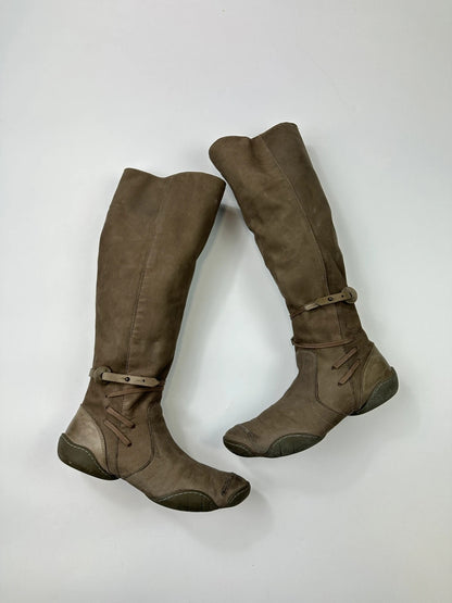 Marithé François Girbaud khaki brown leather knee-high boots with straps and vintage design.