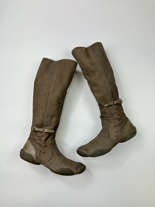 Marithé François Girbaud khaki brown leather knee-high boots with straps and vintage design.