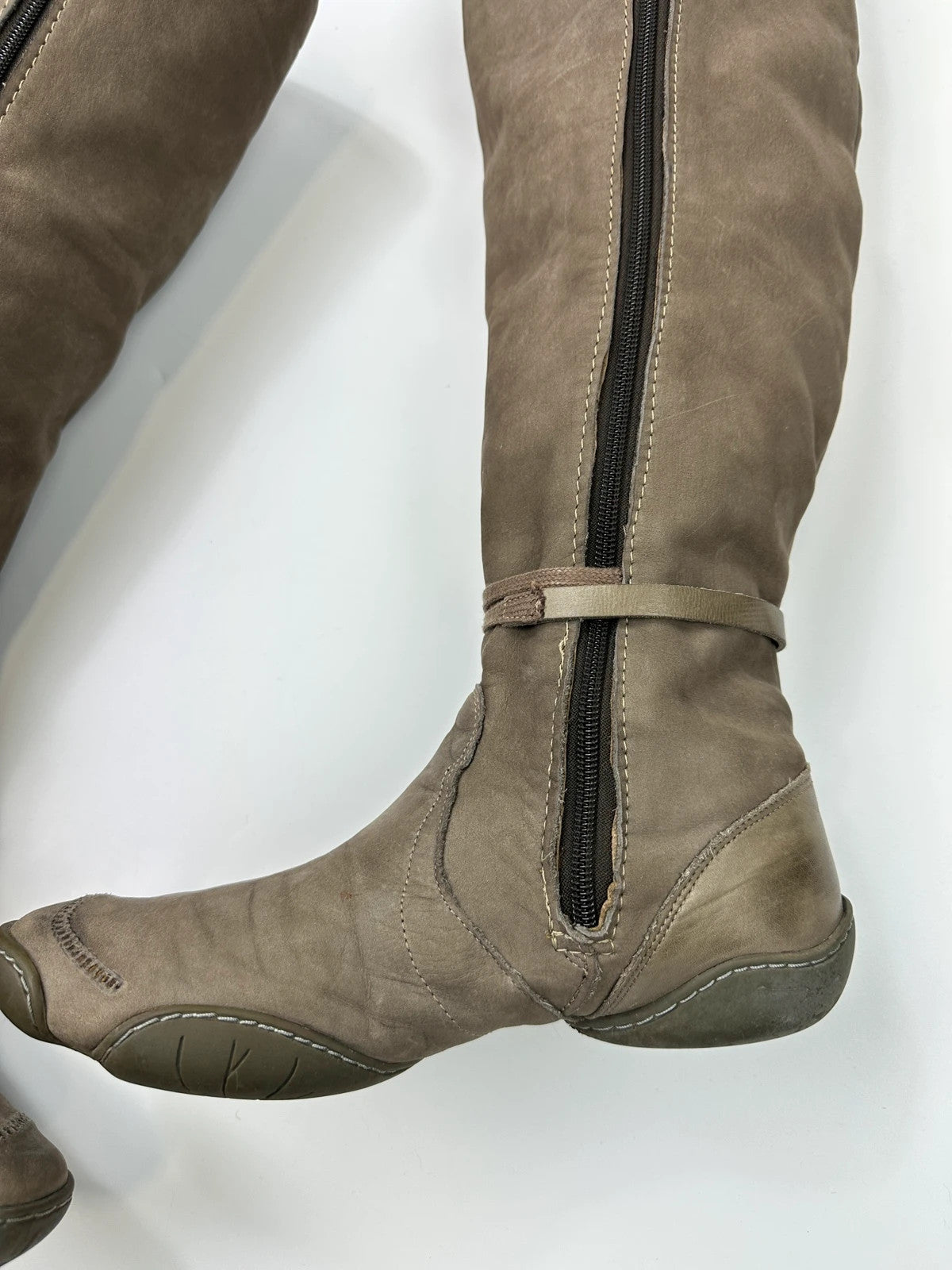 Marithé François Girbaud khaki brown leather knee-high boots with straps and vintage design.
