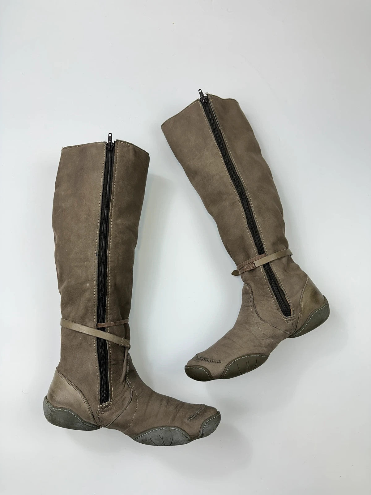 Marithé François Girbaud khaki brown leather knee-high boots with straps and vintage design.