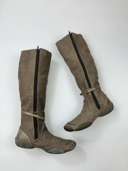 Marithé François Girbaud khaki brown leather knee-high boots with straps and vintage design.