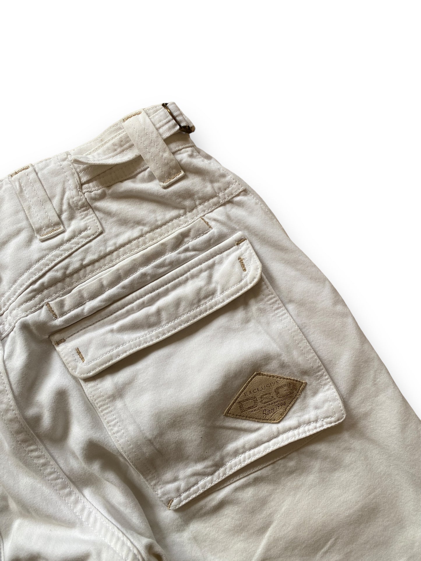 D&G WHITE SHORT FRONT CARGO POCKETS