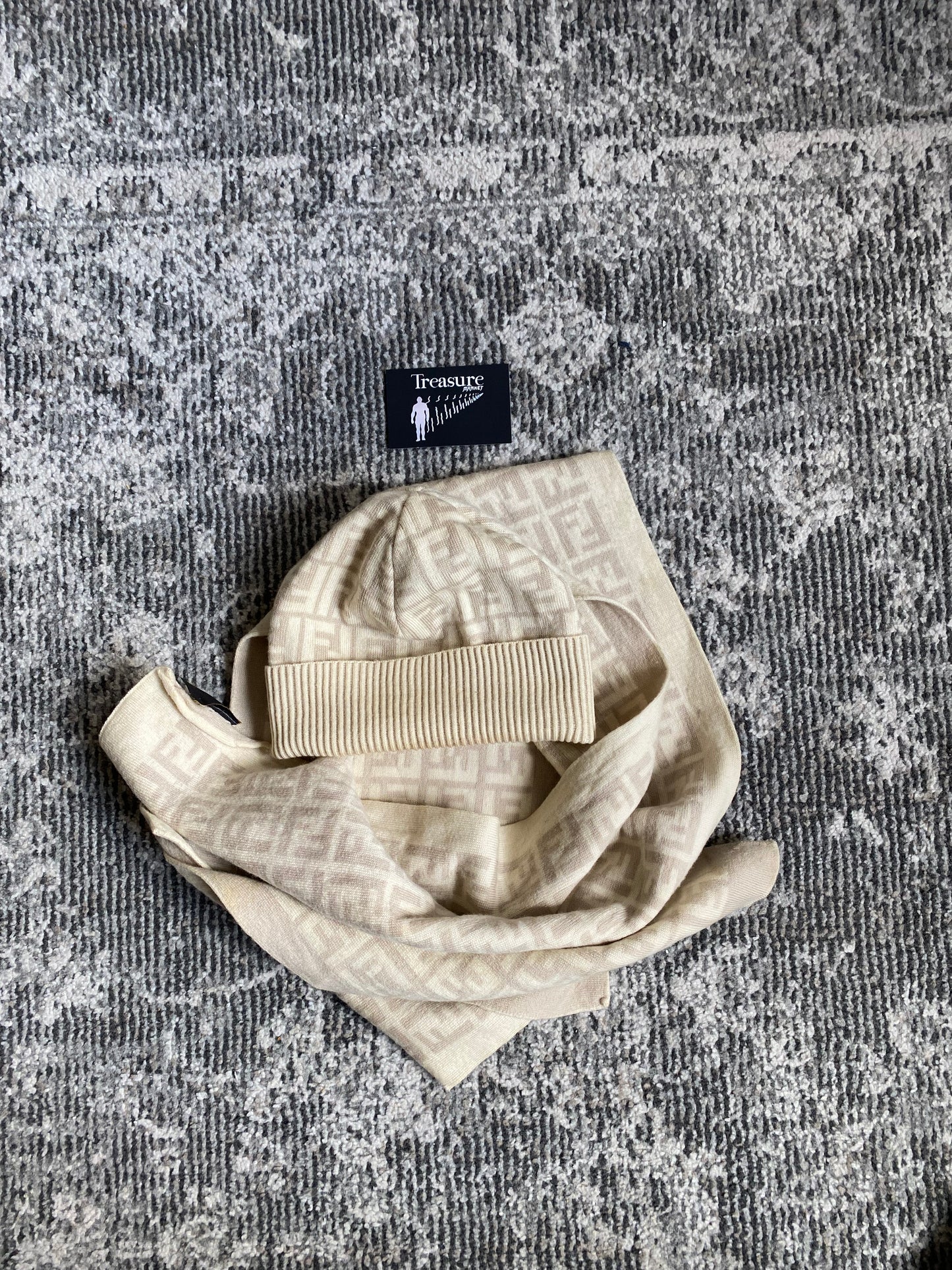 FENDI SET SCARF AND BEANIE